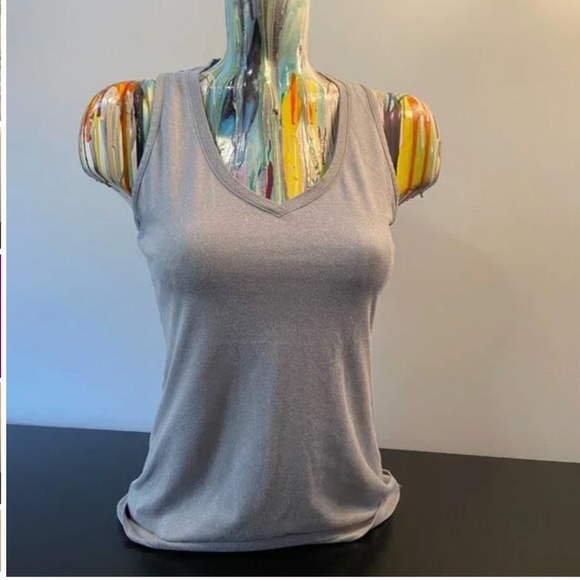 2 Under Armour Heat Gear Tank Tops - Size Medium - Picture 7 of 11